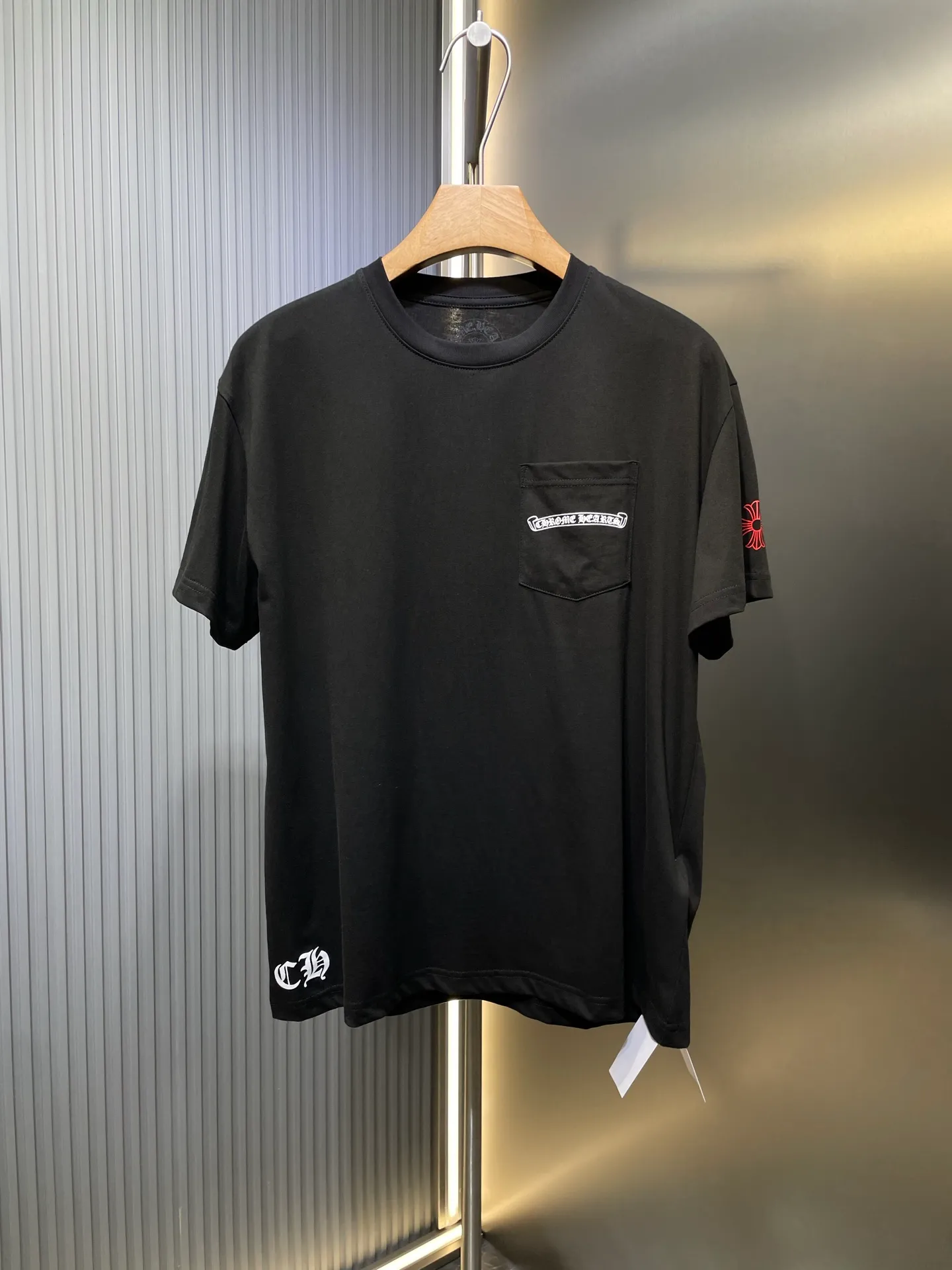 🅿️260 chrome hearts 🌟【Top replica】Shadow cross short-sleeved craftsmanship description: The fabric is made of 26-woven 200g cotton, and the printing is hand-printed with glue. The overall routing is straight and delicate, the fabric is comfortable and soft, and the color is consistent without color difference. It can be matched with the same style to create a fashionable look and control various occasions. Customized accessories, complete three labels, same style for men and women! ⚠️ Color: white black size: sml